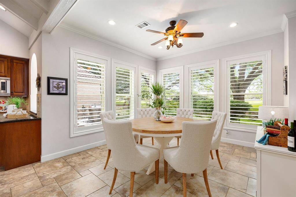 This lovely breakfast area is perfect for starting the day out on the right foot. This space showcases custom paint, high ceilings, ceiling fan with light, recessed lighting, large windows adding to the ample natural light in the kitchen. *Virtually Staged