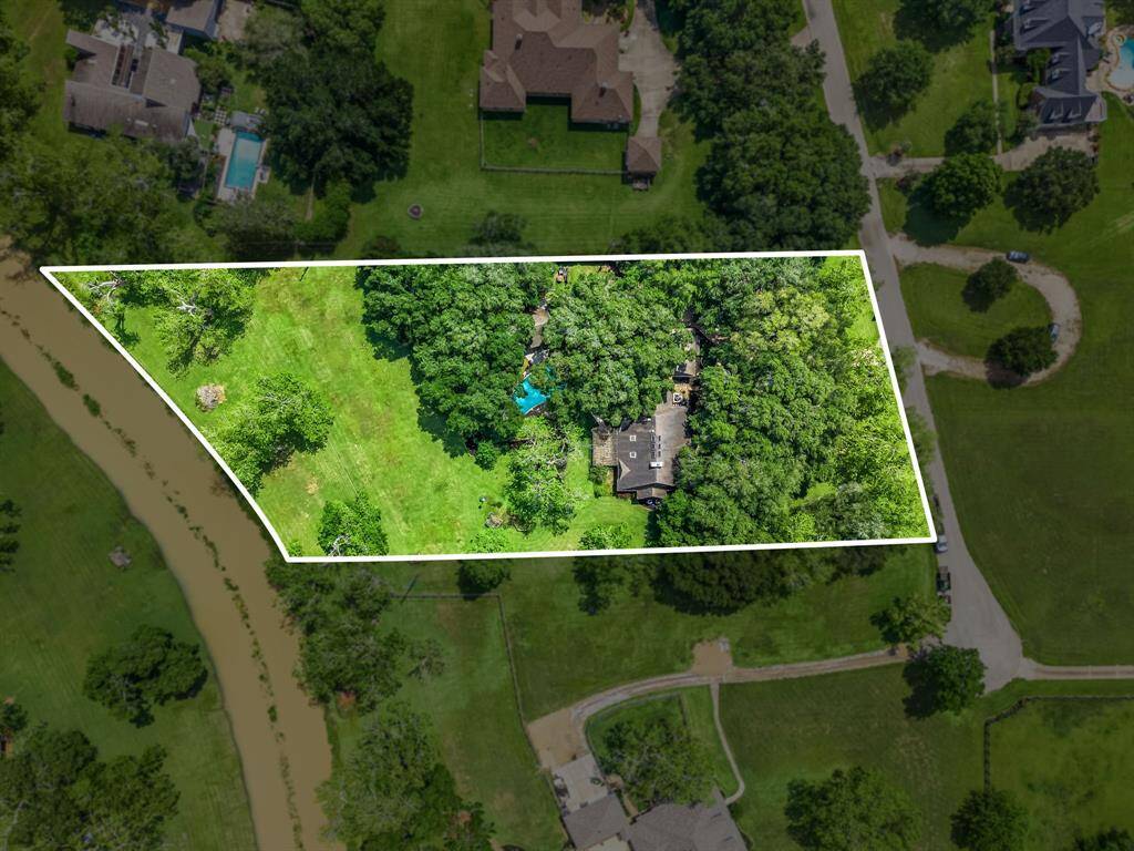 This home sits on a 2.94 acre lot with ample yard space in front and the back, lush landscaping and a well-maintained yard. Plenty of space to accommodate guest parking and situated on a quiet street in the Foster Creek Estate community.