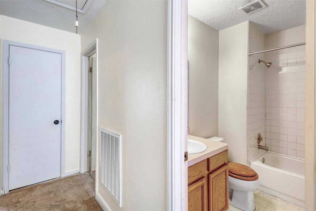 Upstairs full bath
