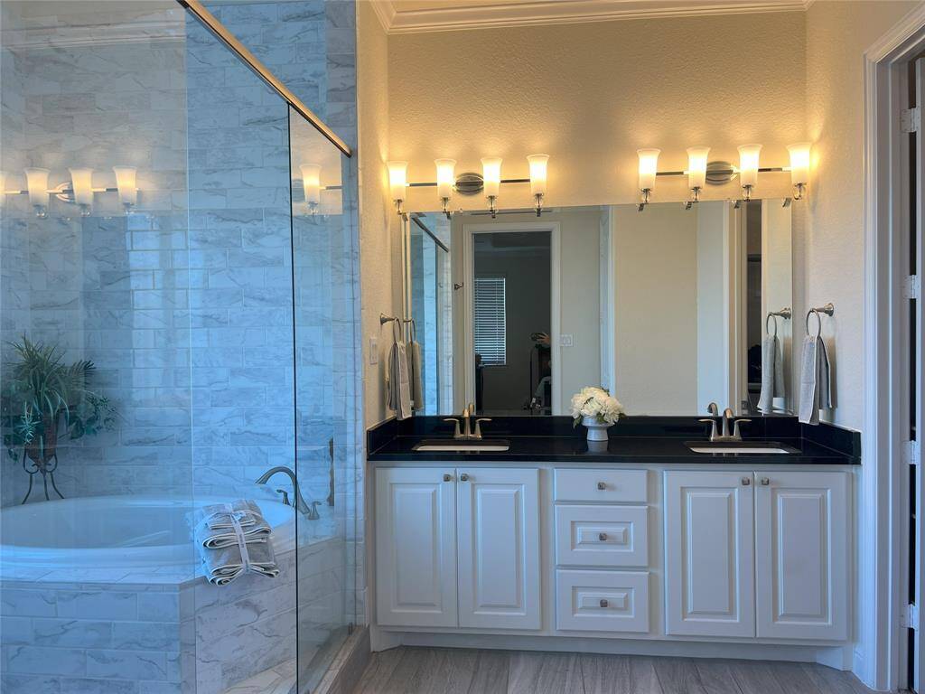 Primary bath with dual sinks