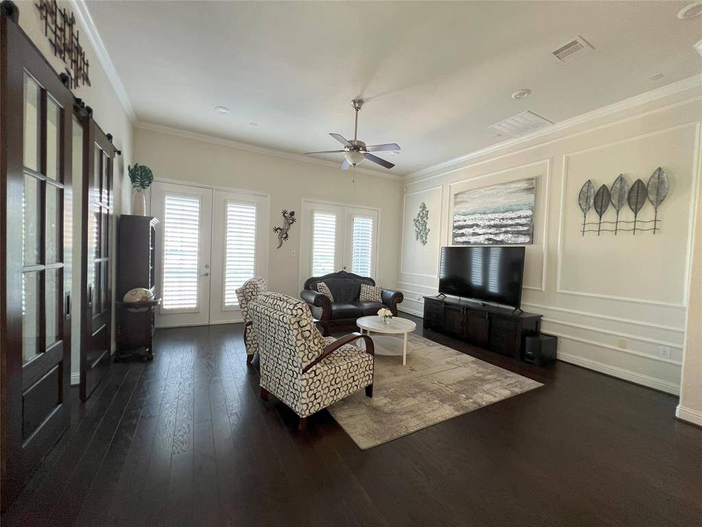 Good size great room with balcony