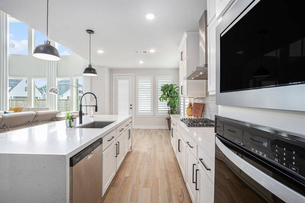 Stainless steel appliances and a gas cooktop!