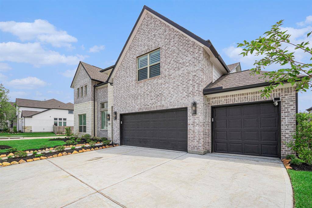 Wide driveway offers plenty of space.