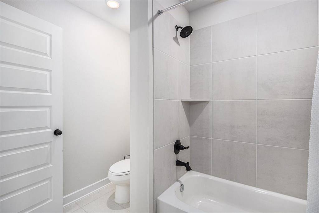 Hollywood Bathroom with tub and shower