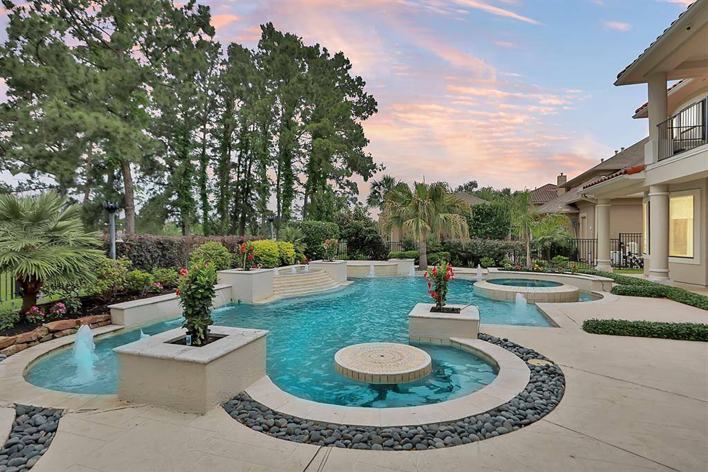 With 988 square feet of decking, there is space for everyone to spread out and relax!