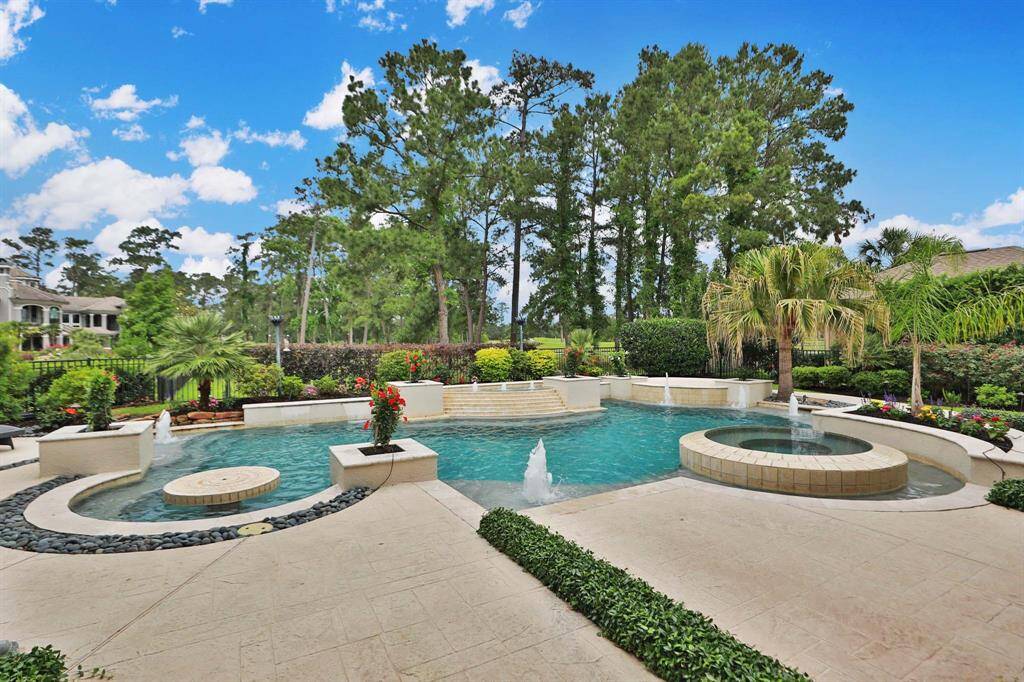 This pool is stunning and is 3'6" to 6' deep.