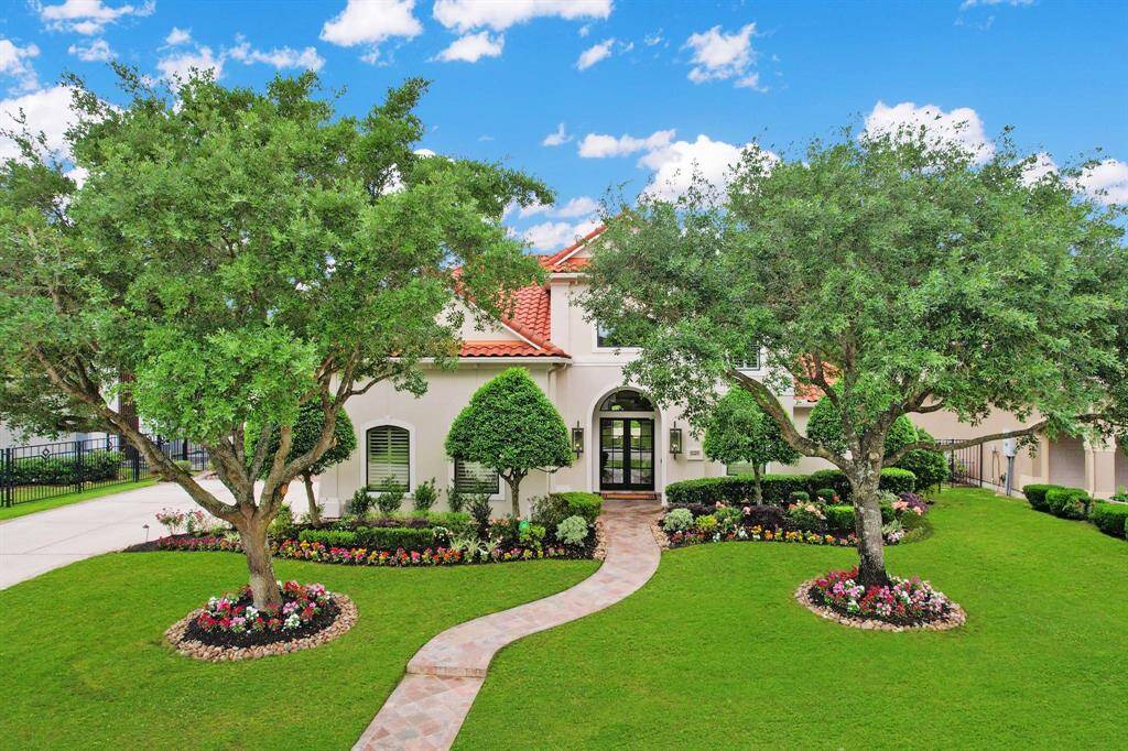 Built by Courtland Building Company and remodeled by Benjamin Johnston Design.