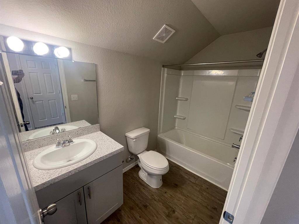 2nd Full Bathroom Upstairs!