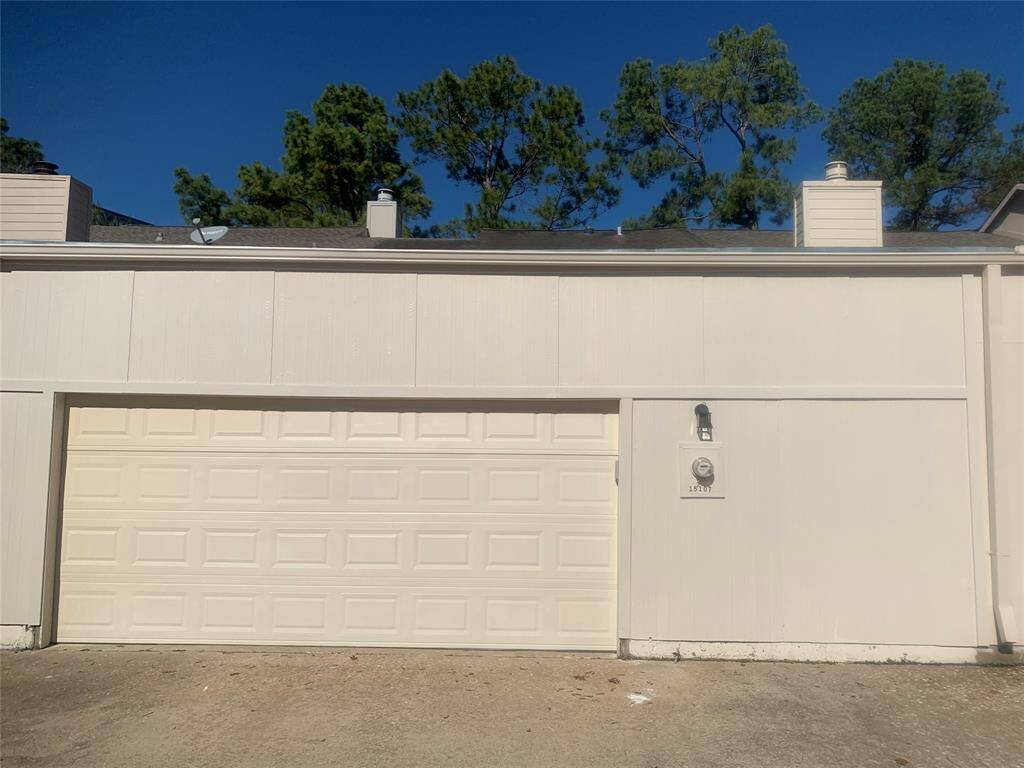 Exterior view of oversized garage- Trash pickup on Wednesdays & Thursdays