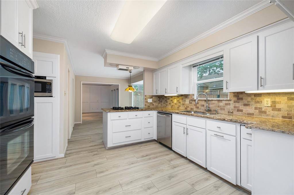 With double ovens, a gas cooktop, and convenient pots and pans drawers, it’s a space perfect for cooking and organization.