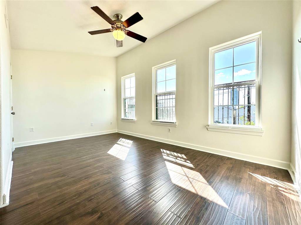 Third floor of unit can be used as study or secondary bedroom. Lots of natural light with windows overlooking onto Crawford Street.