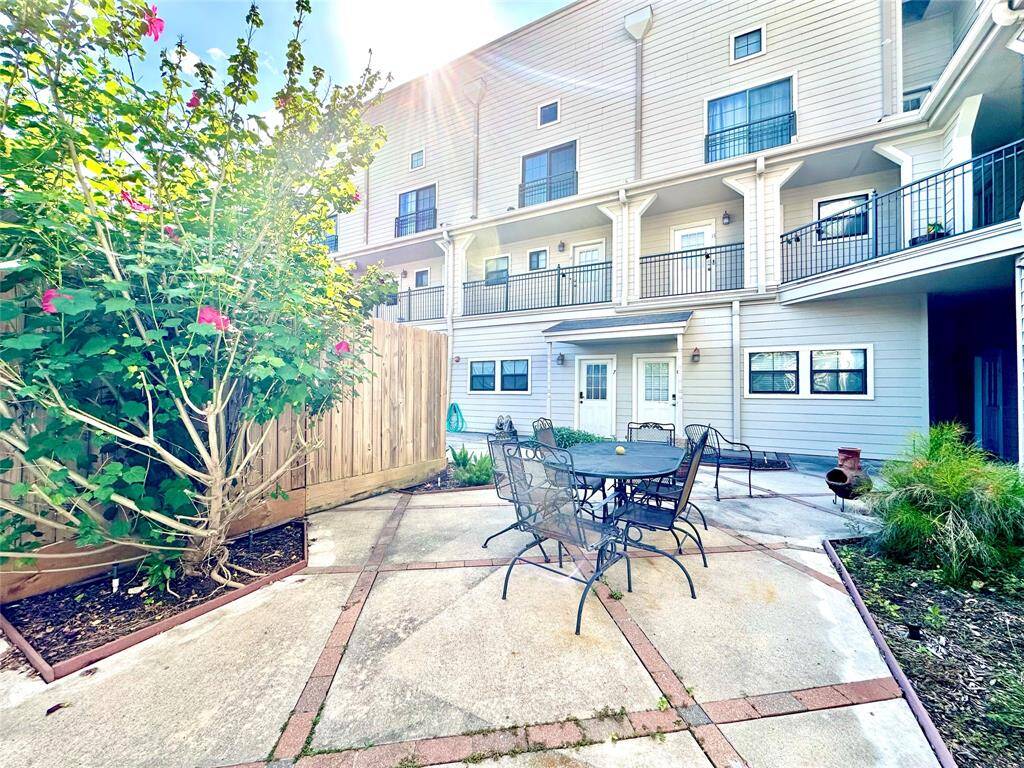 Large and well-maintained outdoor courtyard on street level. Great place to drink your morning coffee!