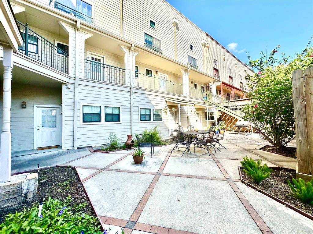 Another view of the well-maintained courtyard which is available for residents to enjoy.