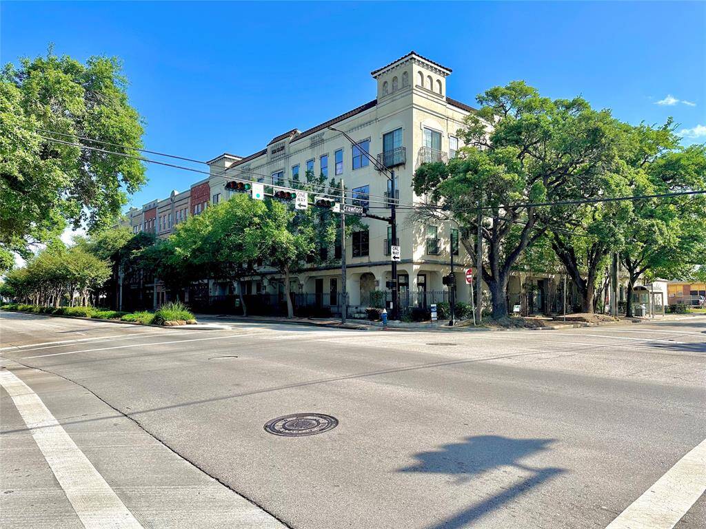 View of the building from the corner of Elgin and Crawford. Baldwin Park is a large green space across the street, and a great place for kids and pets to run.
