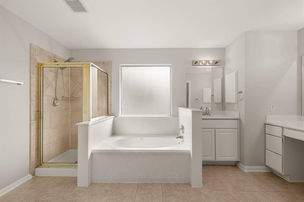 Whether you need a quick shower to start your day or a relaxing bath to end one, this bathroom has just what you need!