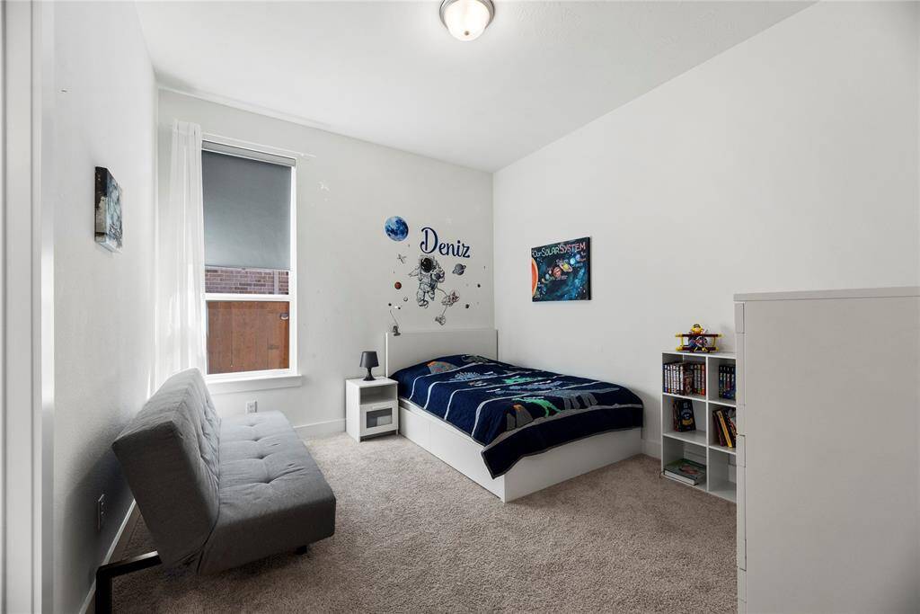 Secondary bedroom.