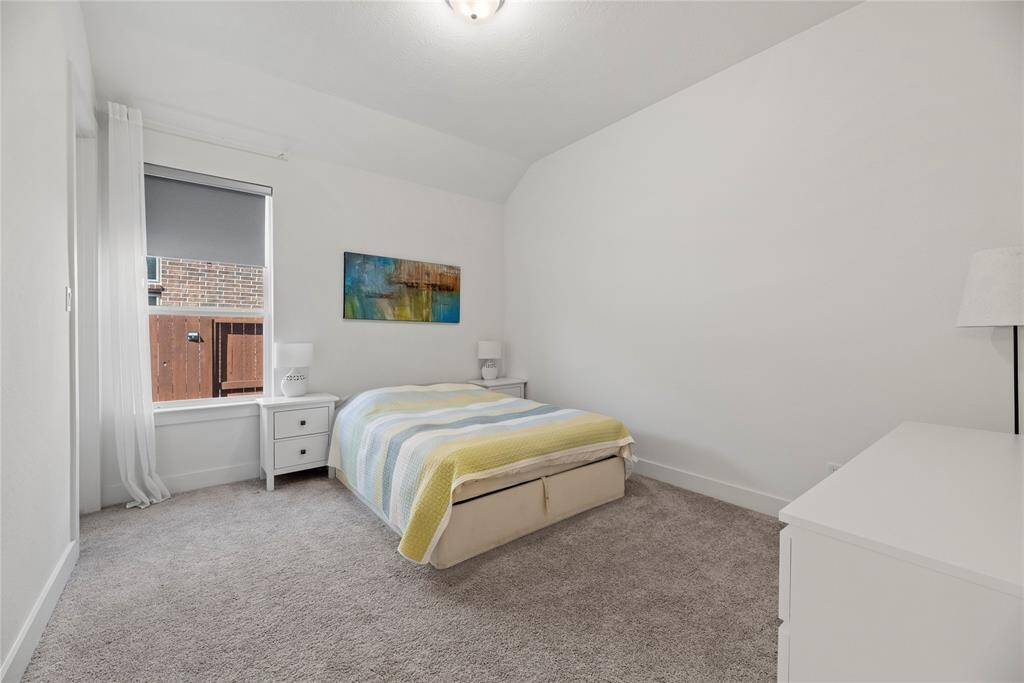 Secondary bedroom.