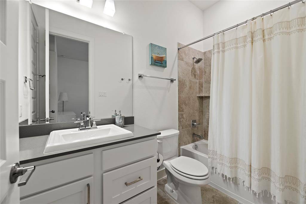 Secondary bathroom.