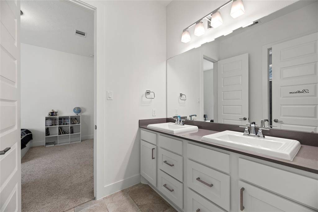 Secondary bathroom.
