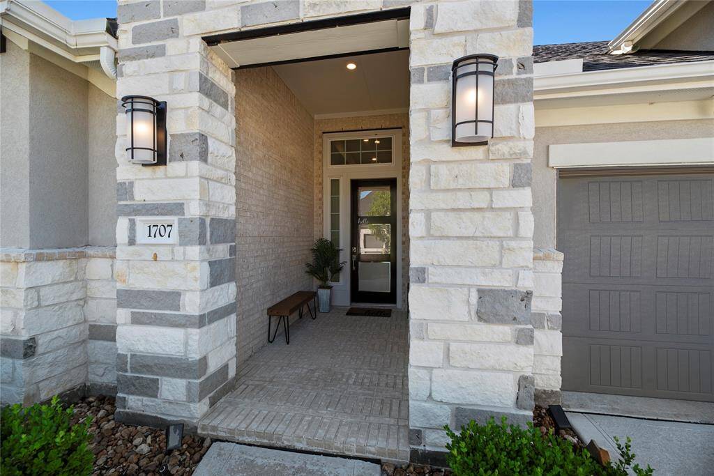 This single-story gem features 4 bedrooms and 3.5 baths, pool/spa.