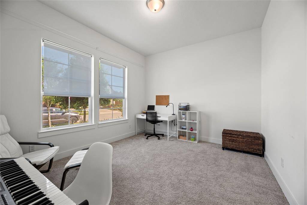 Secondary bedroom.