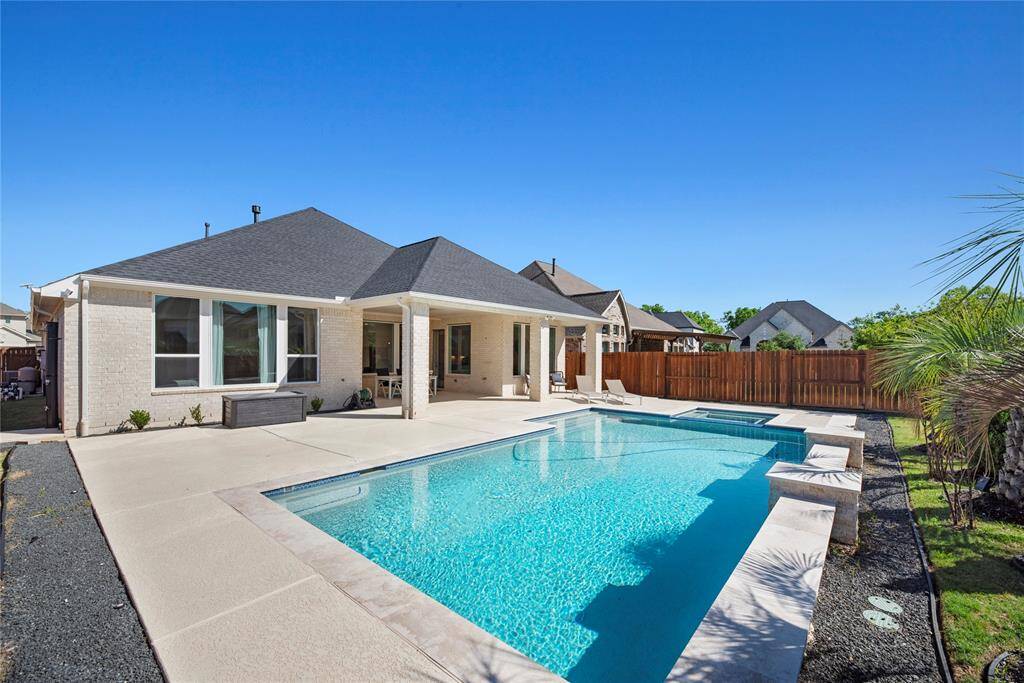 Sparkling pool/spa.