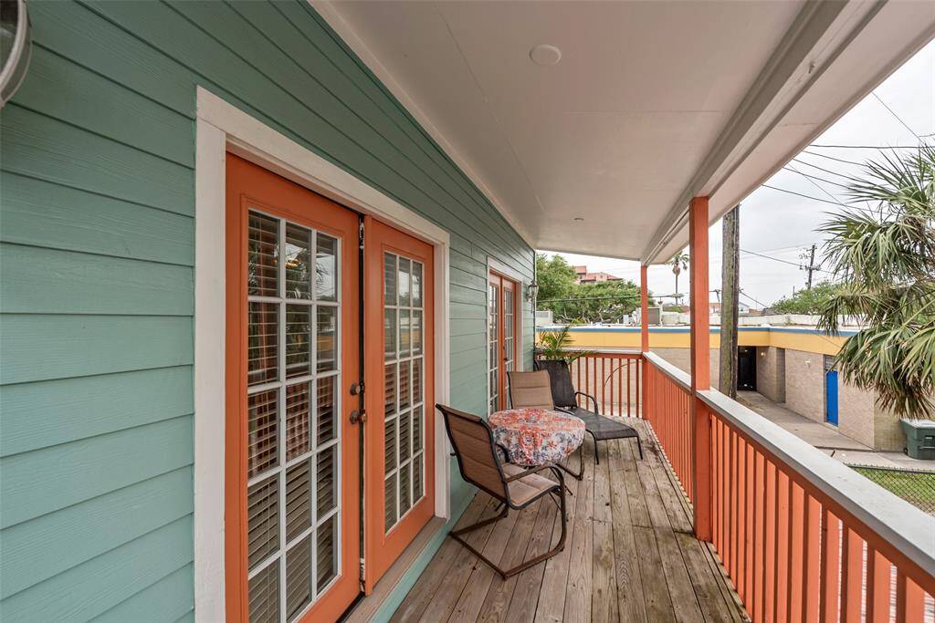 Balcony off garage apartment