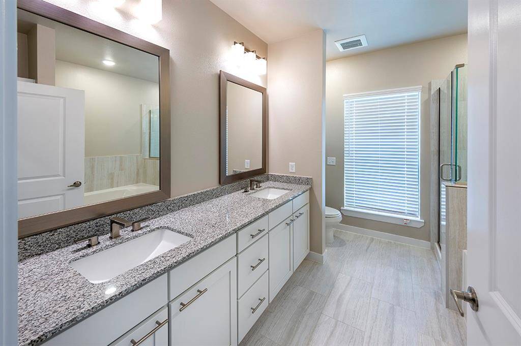 Double sinks in primary bath