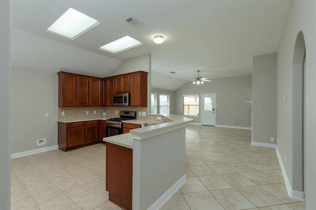 Gorgeous kitchen with 42" cabinets and NEW stainless steel appliances!