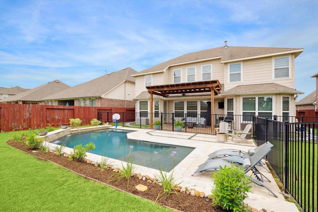 The perfect backyard for hosting, offering ample space for gatherings and outdoor entertaining.