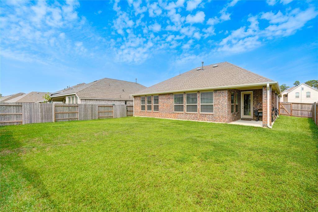 Nice sized back yard with plenty of room for a pool/backyard oasis. Blank canvas waiting on you!