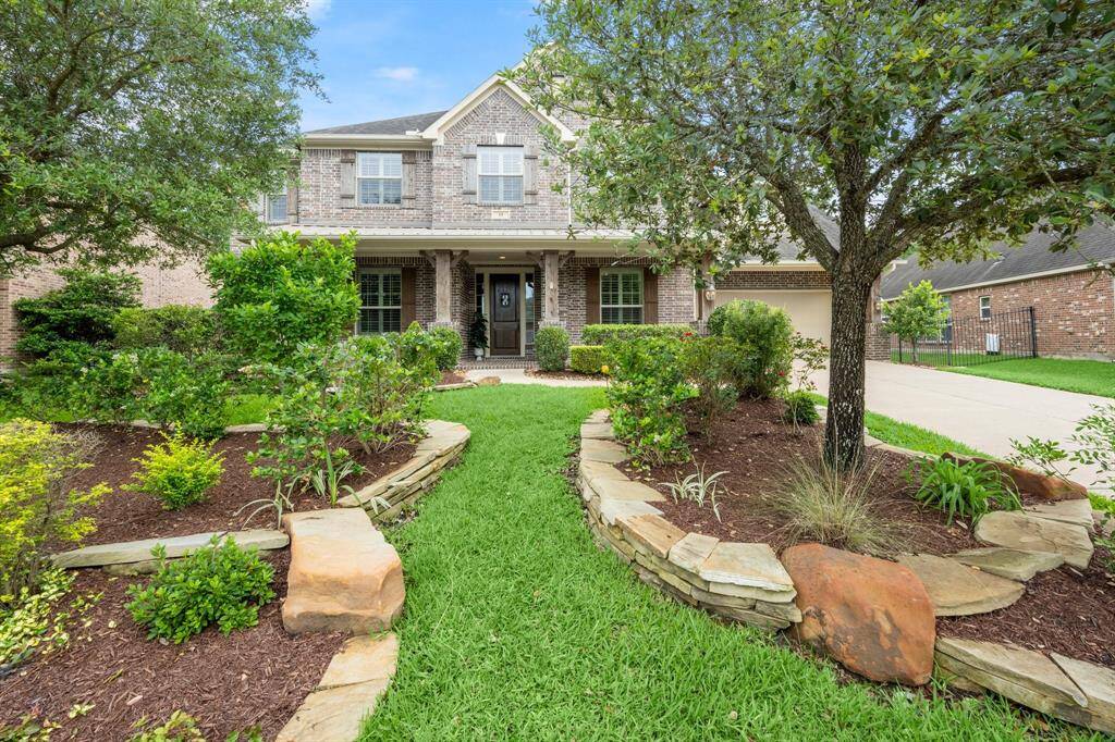 Another view of the front of the home. Excellent curb appeal!