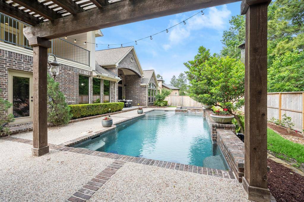 Tranquil backyard with outdoor kitchen! Perfect for entertaining