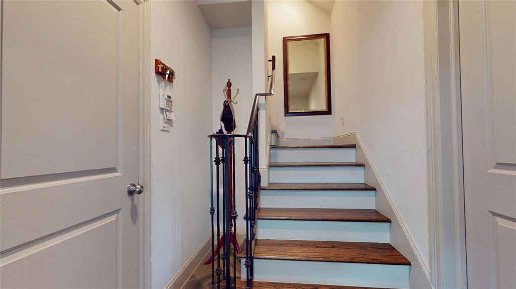 Let's now go upstairs to the main living area...