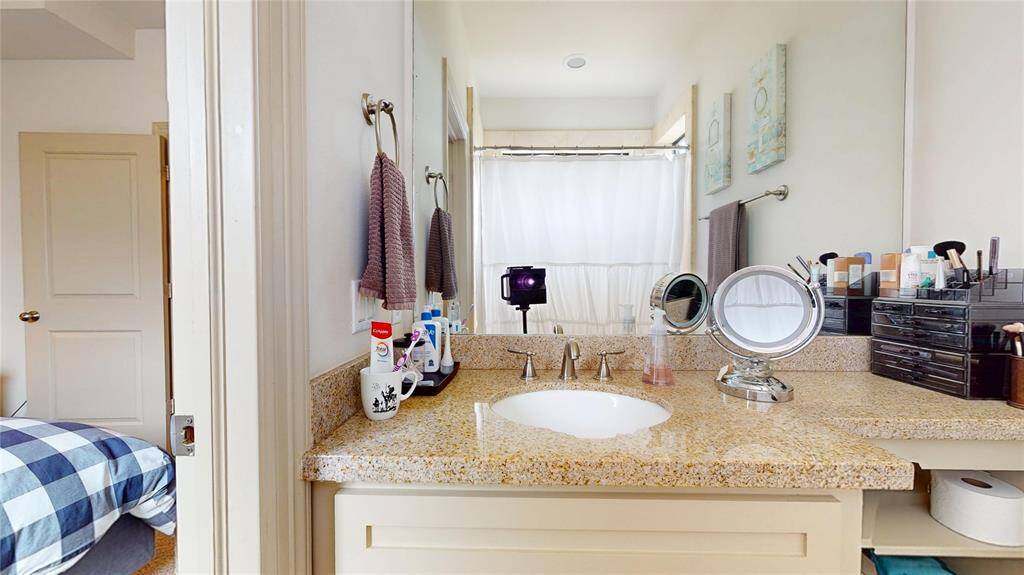 en-suite bathroom for the secondary bedroom..