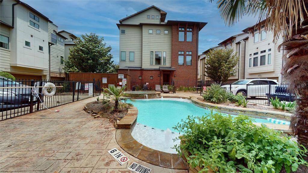 This pool, along with its two tanning decks and hot tub, is located in the middle of the complex - Guest parking is on either side...