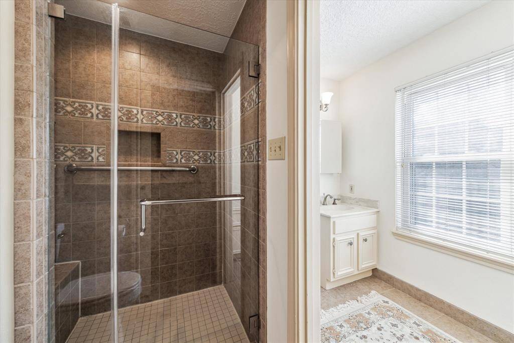 Seond floor bath with walk-in shower and walk-in closet,