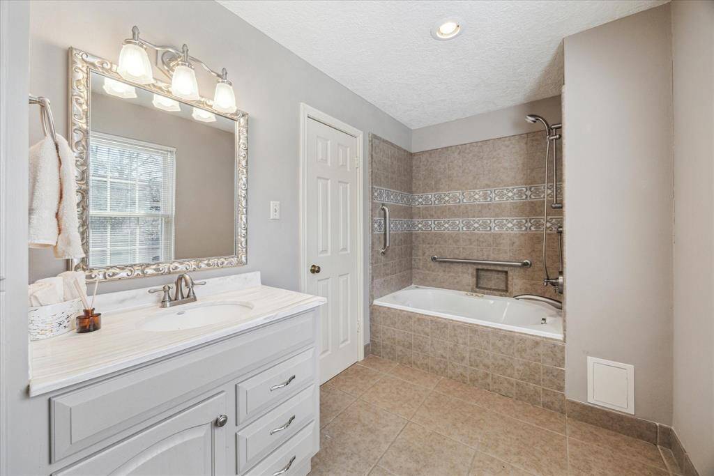En-suit bath with shower/tub combo.