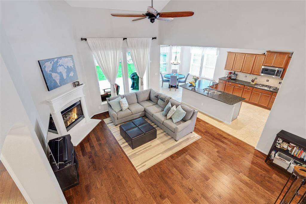 Notice all the neutral paint and bright sunny windows :)