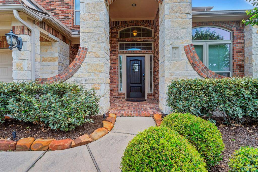 Upon entry you will see the warm and inviting wood floors that are in most of the downstairs. And the neural paint creates a light and bright space.
