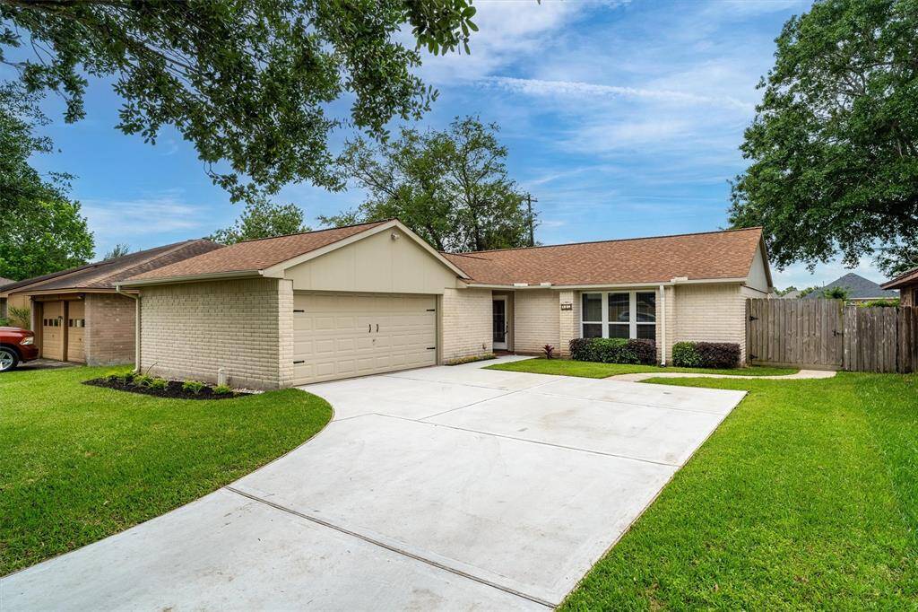 Welcome home! 3/2/2 located in the established community of Meadowbend!