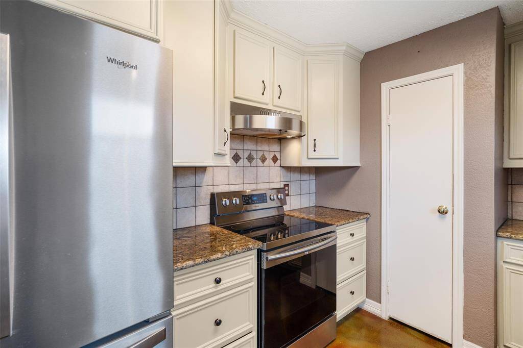 Stainless steel appliances in this adorable kitchen