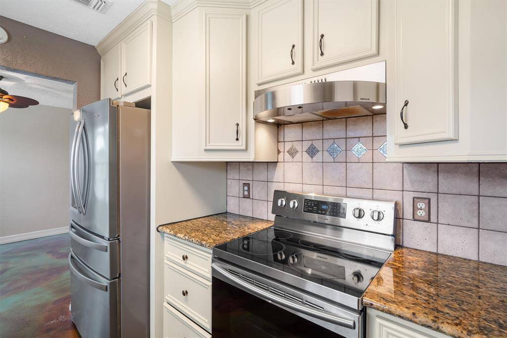 Granite countertops, stainless steel appliances and plenty of counterspace!
