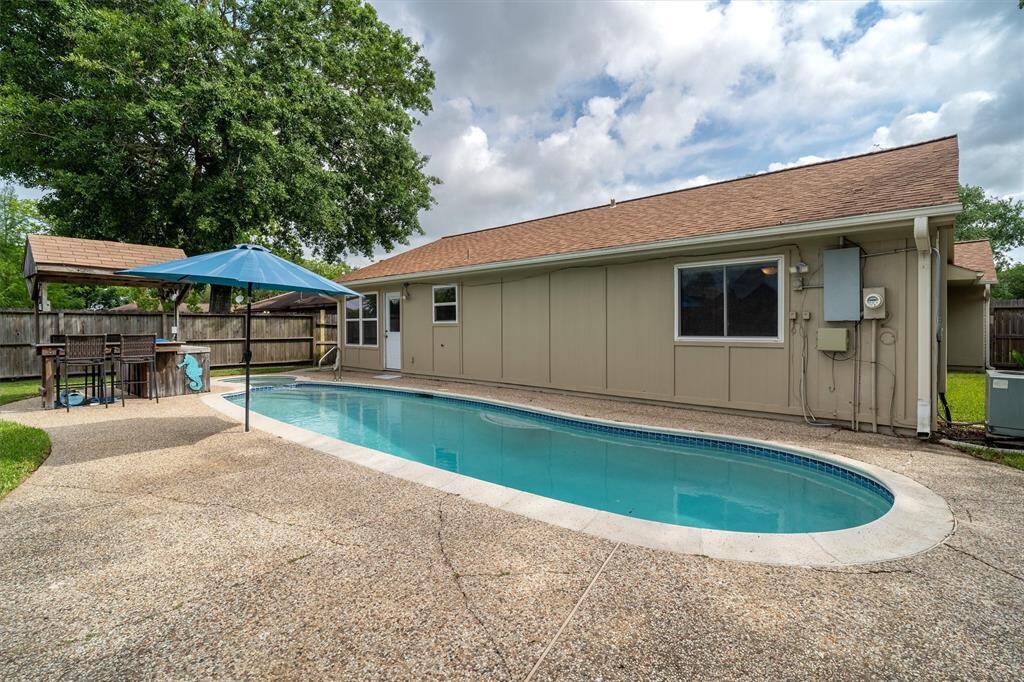 Sparkling pool and maintenance included!