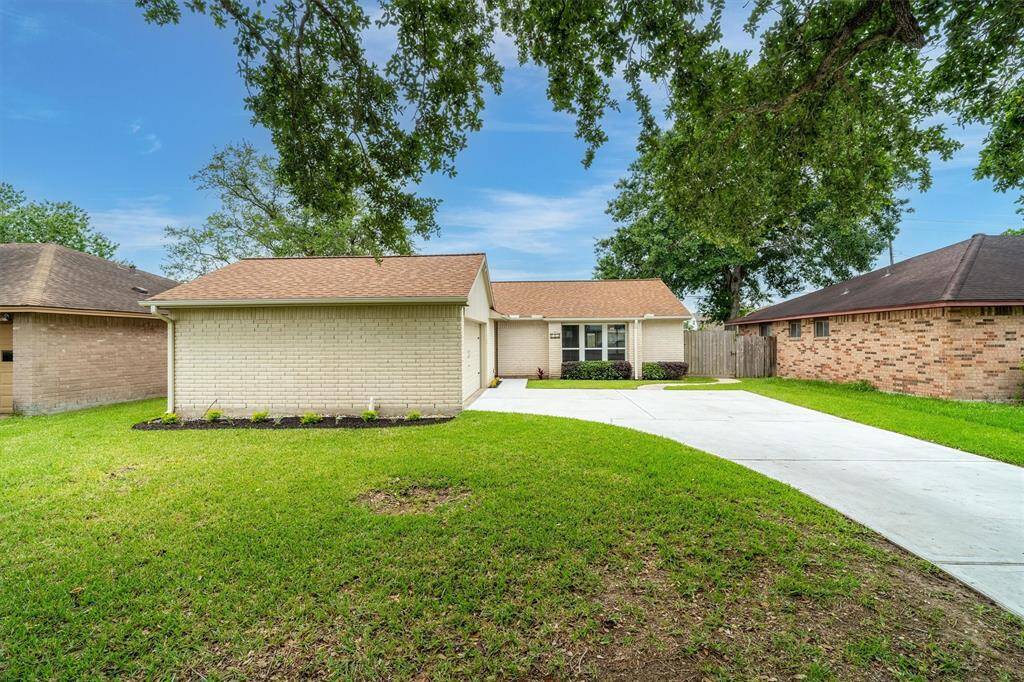 Adorable home with pool located in Meadowbend!