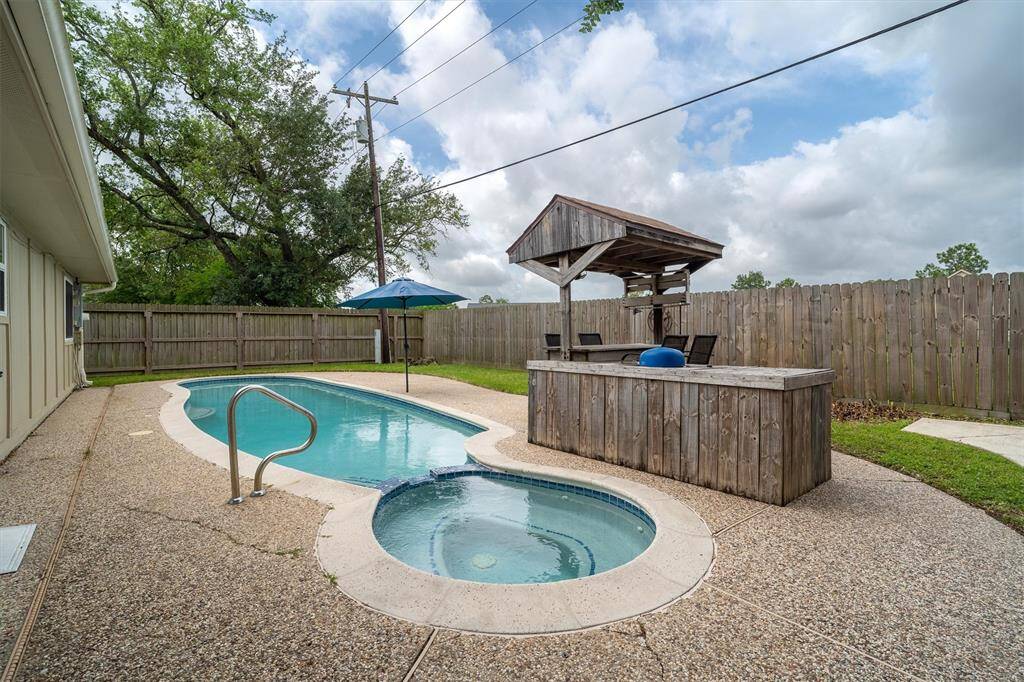 Backyard oasis! Pool/spa with a little bar by the pool! Ni back neighbors!