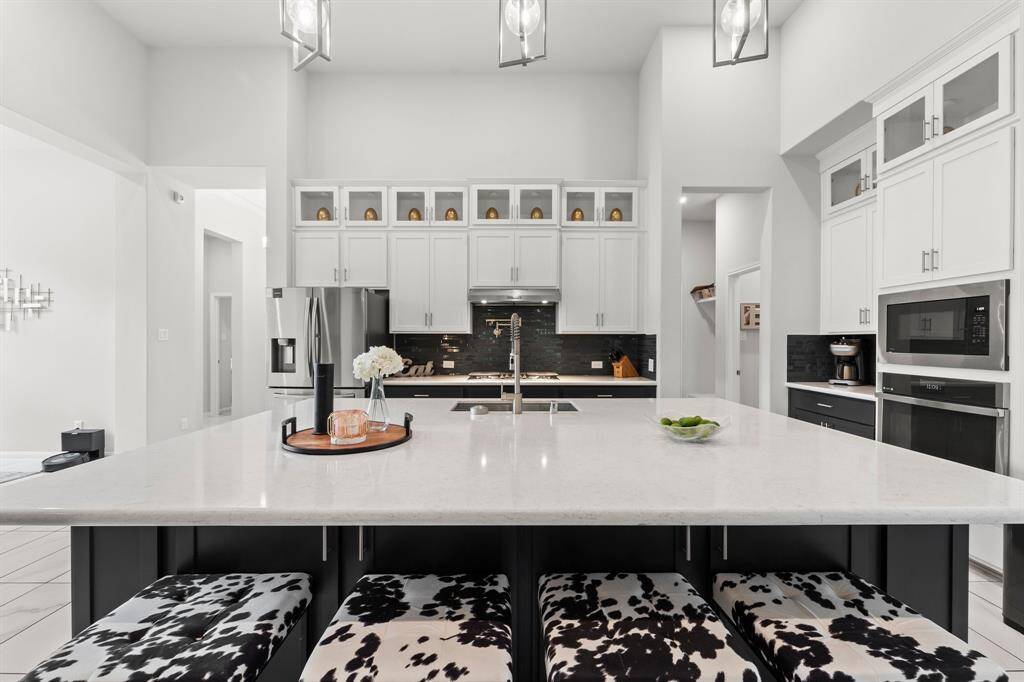 The sleek dark grey and white colors of this kitchen adds a sense of sophistication.