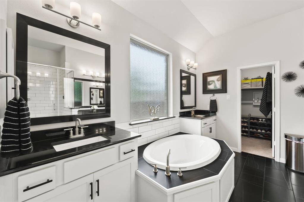 The opposite side has it's dual sinks separated by a soaking tub.