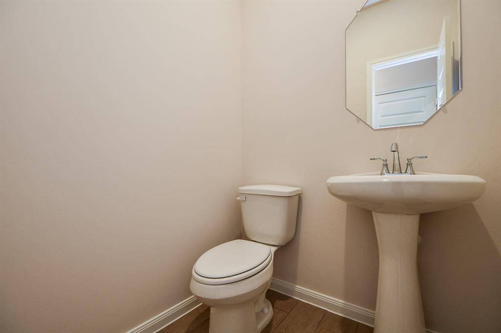 Discover this elegant half bath.