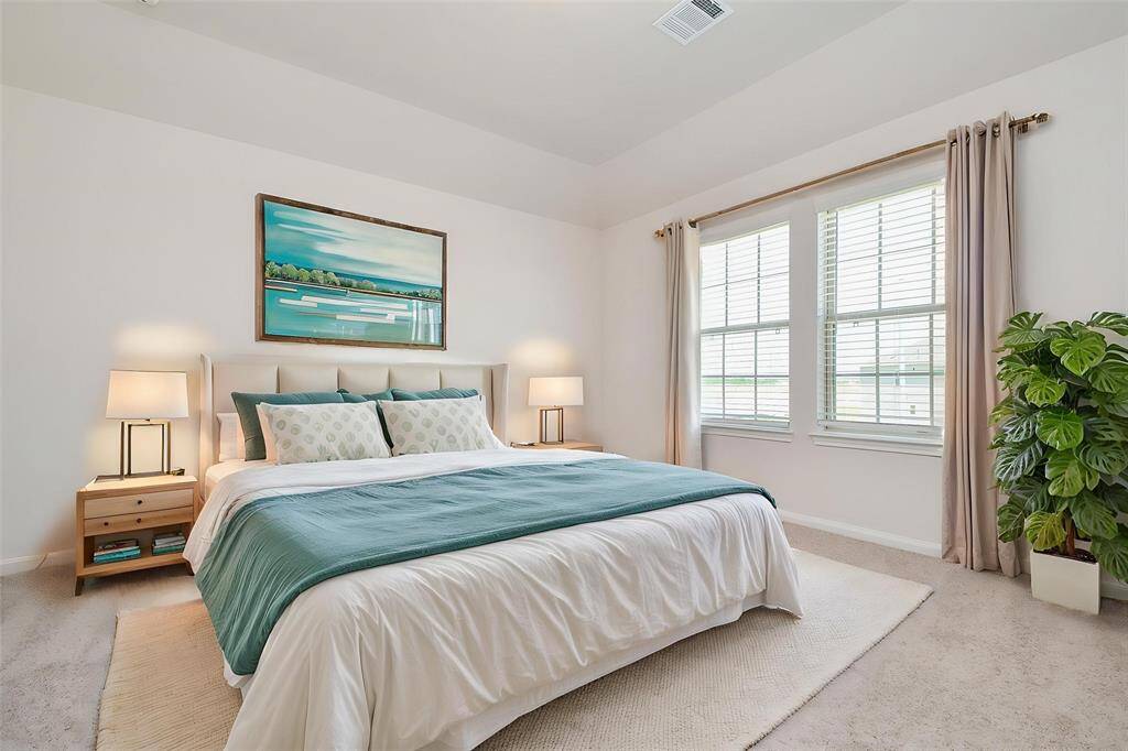 Here we have a guest bedroom with an en-suite bathroom.